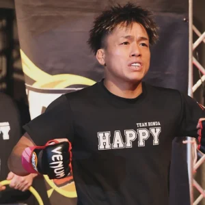 HAPPY Tシャツ ブラックの胸プリントが見える着用写真